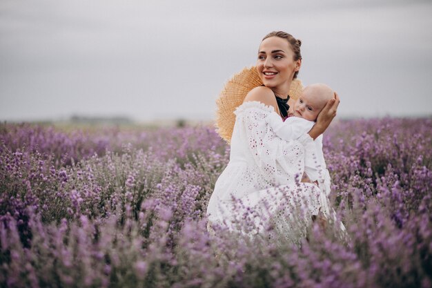 Donna con figlio neonato in un campo di lavanda