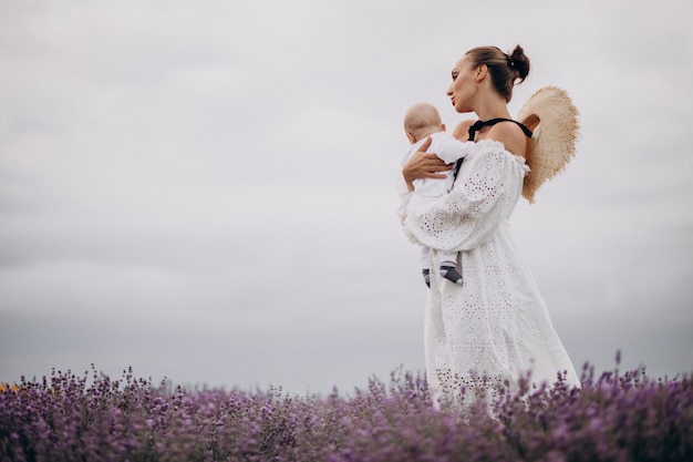 Donna con figlio neonato in un campo di lavanda