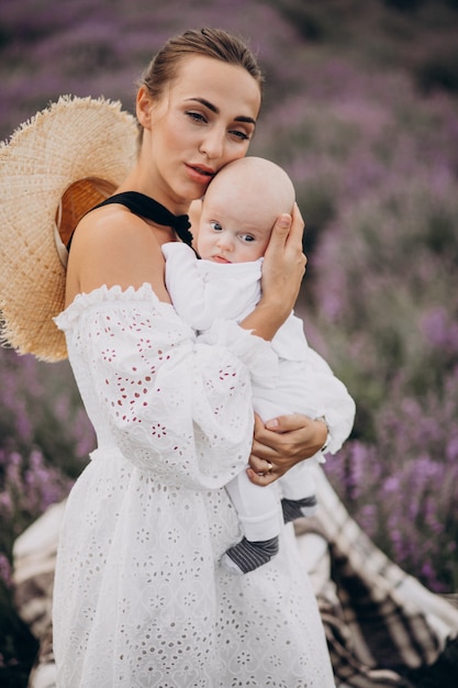 Donna con figlio neonato in un campo di lavanda