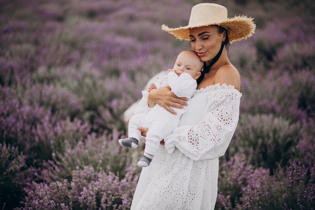 Donna con figlio neonato in un campo di lavanda