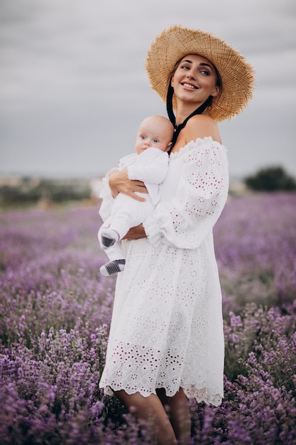 Donna con figlio neonato in un campo di lavanda