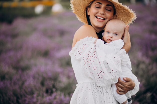 Donna con figlio neonato in un campo di lavanda