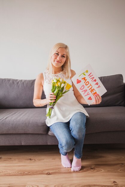 Donna con fiori e poster della madre