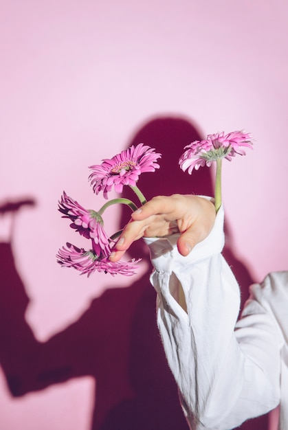 Donna con fiori nella manica della camicia