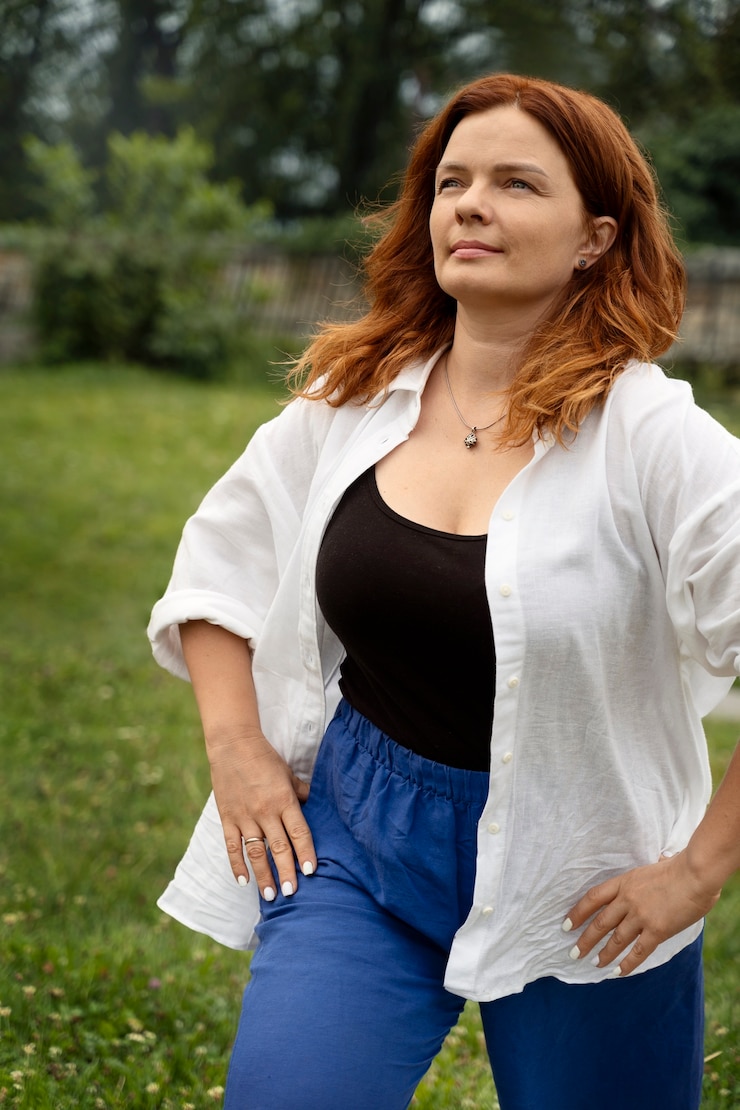 Foto gratuito donna con gamba protesica che fa yoga