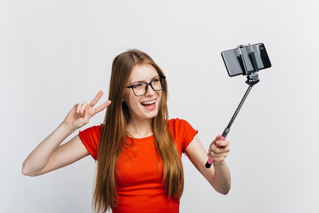 Donna con gli occhiali prendendo un selfie