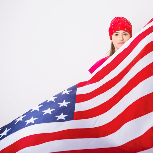 Donna con grande bandiera americana