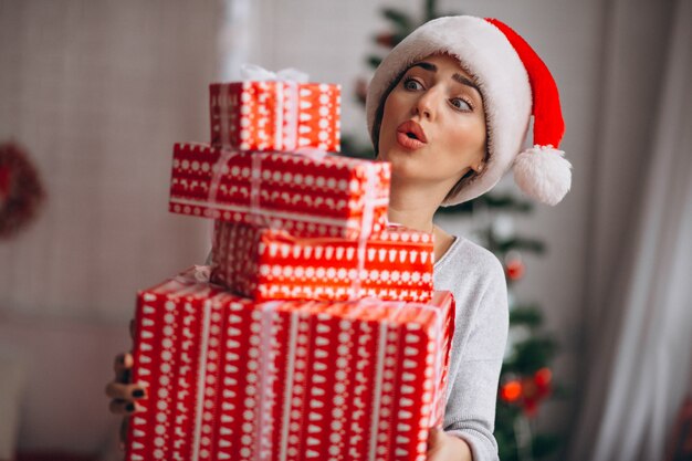 Donna con grandi scatole di Natale