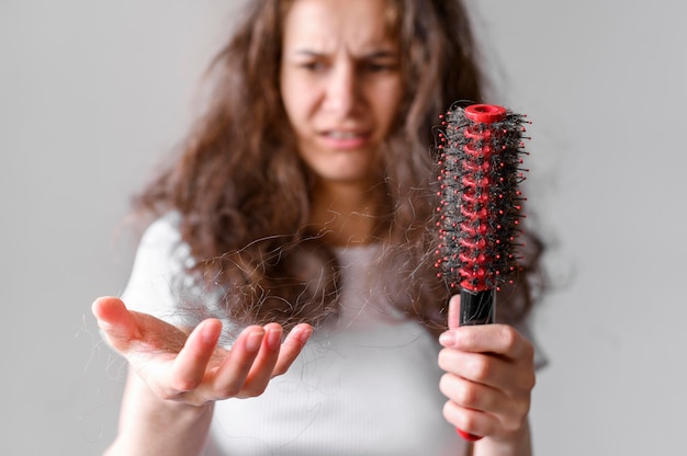 Donna con i capelli arruffati