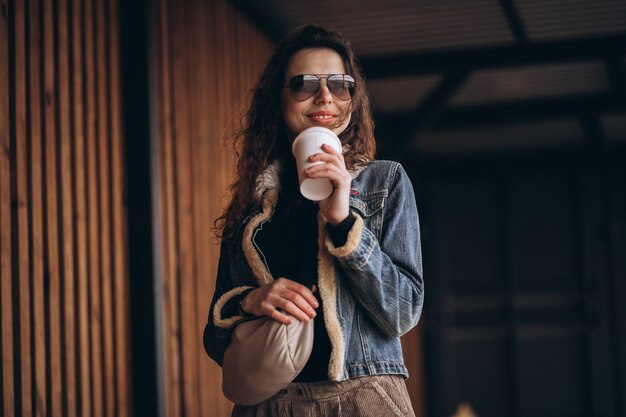 Donna con i capelli ricci, bere caffè