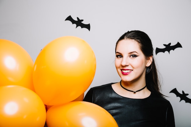 Donna con i pipistrelli di Halloween