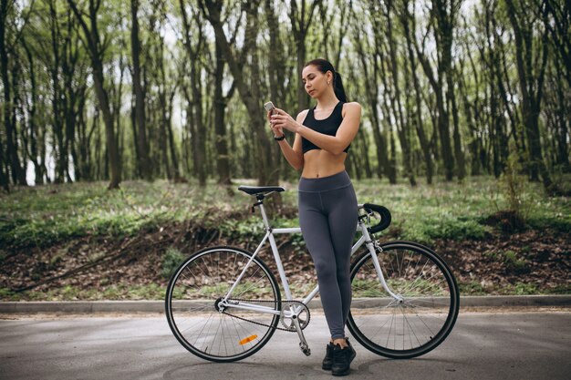 Donna con il cellulare in bicicletta