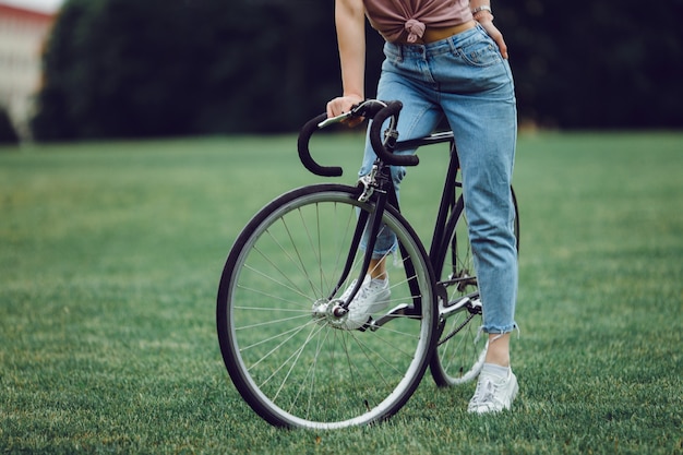 donna con il ciclismo