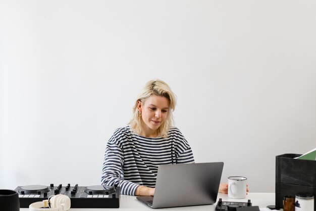 Donna con il computer portatile che lavora da casa