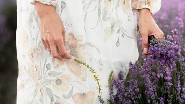 Donna con il concetto di natura fiori