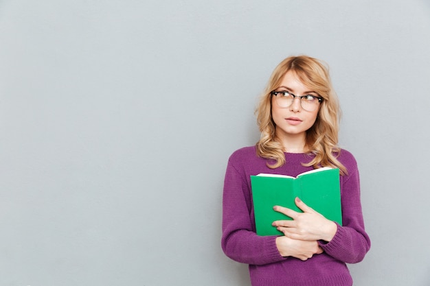 Donna con il pensiero del libro