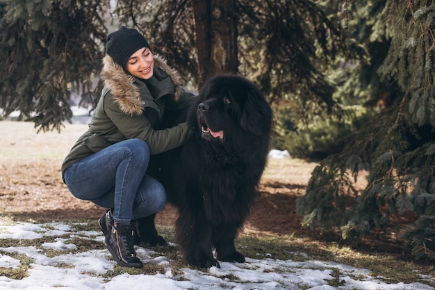 Donna con il suo cane che cammina nel parco