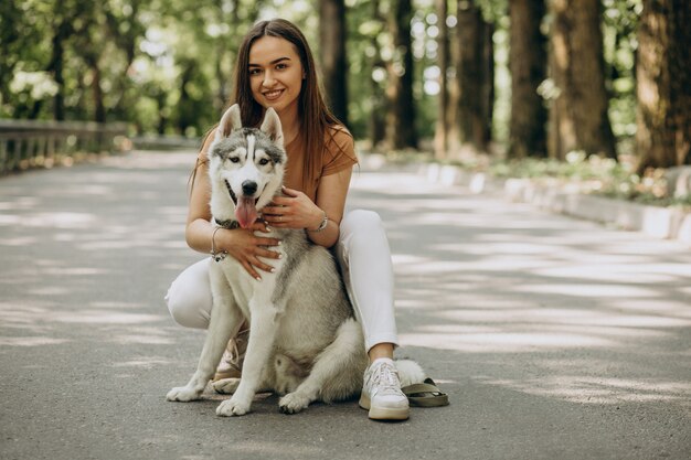 Donna con il suo cane husky nel parco