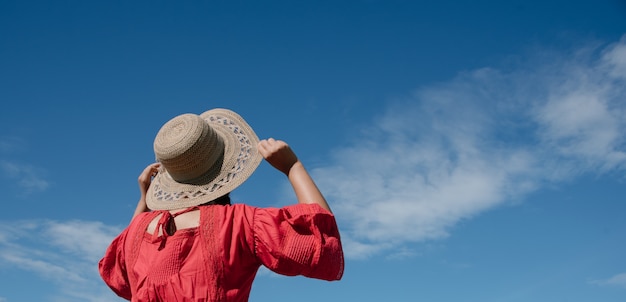 Donna con il suo cappello mentre guardando il cielo