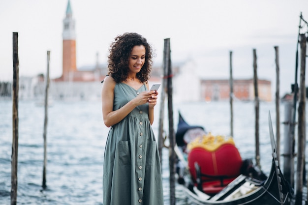 Donna con il telefono in vacanza a Venezia