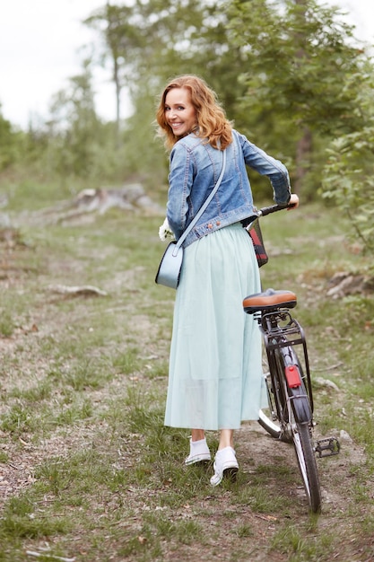 Donna con la bici che gira