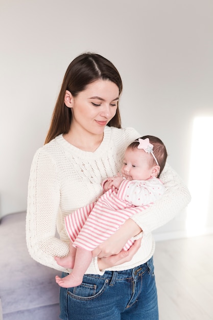 Donna con la figlia sulle mani