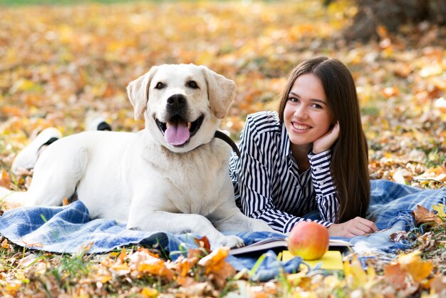 Donna con la sua migliore amica nel parco