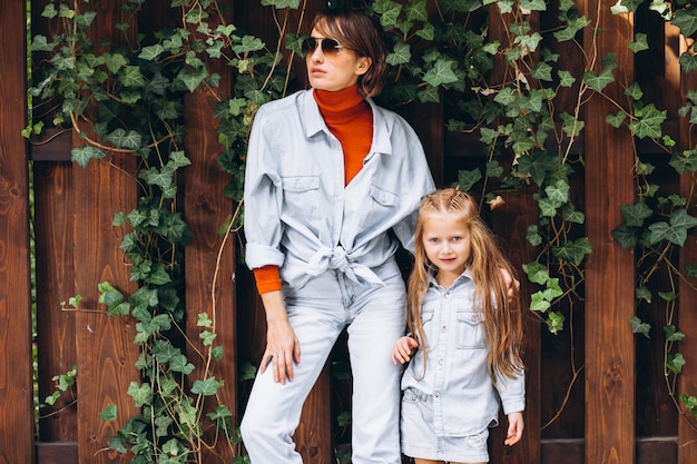 Donna con la sua piccola figlia nel cortile sul retro