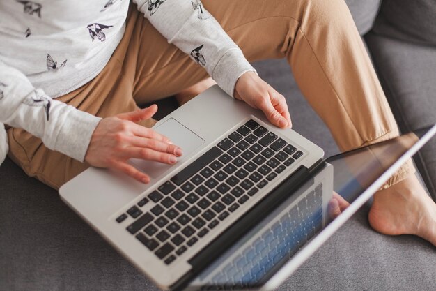 Donna con la vista superiore della parte superiore del computer portatile