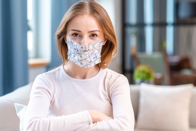 Donna con maschera che resta in quarantena