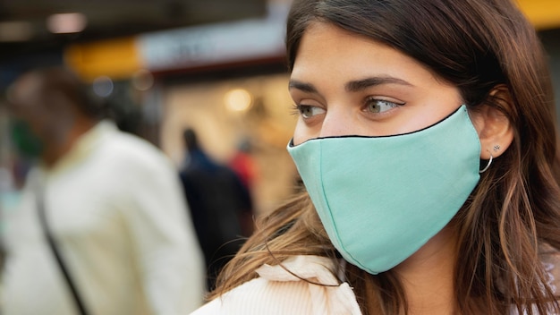 Donna con maschera facciale e copia spazio