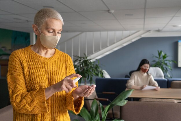 Donna con mascherina medica al lavoro