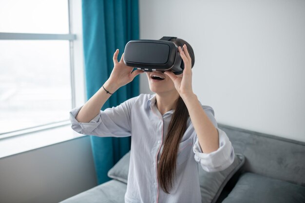 Donna con occhiali VR che si gode la realtà virtuale