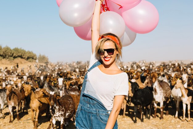 Donna con palloncini davanti alla mandria