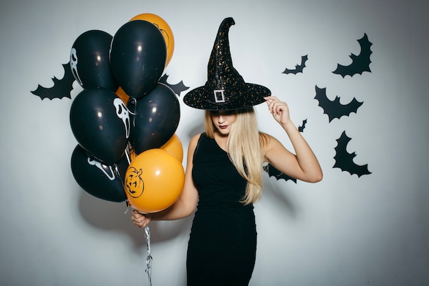 Donna con palloncini per il partito di Halloween