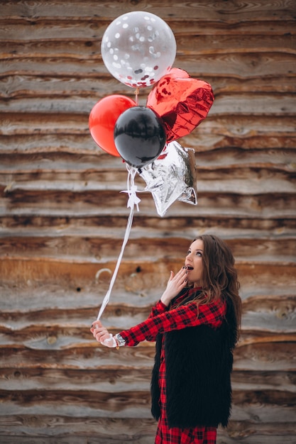 Donna con palloncini per il suo compleanno al di fuori