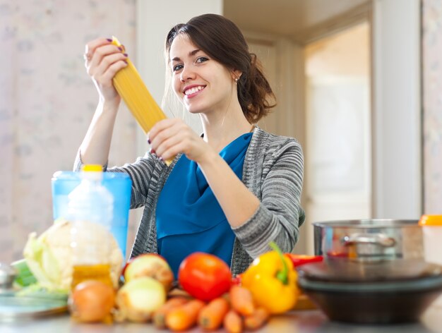 donna con pasta e verdure