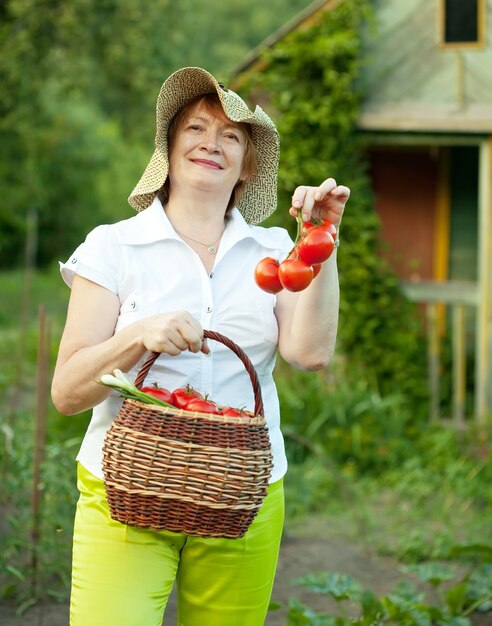 donna con raccolta di verdure