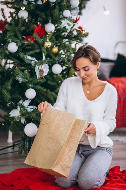 Donna con regali di albero di Natale