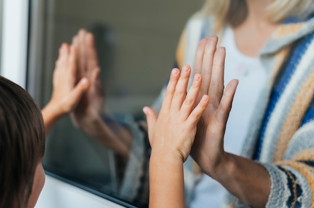 Donna con salutare il nipote attraverso la finestra