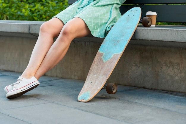 Donna con skateboard in città urbana