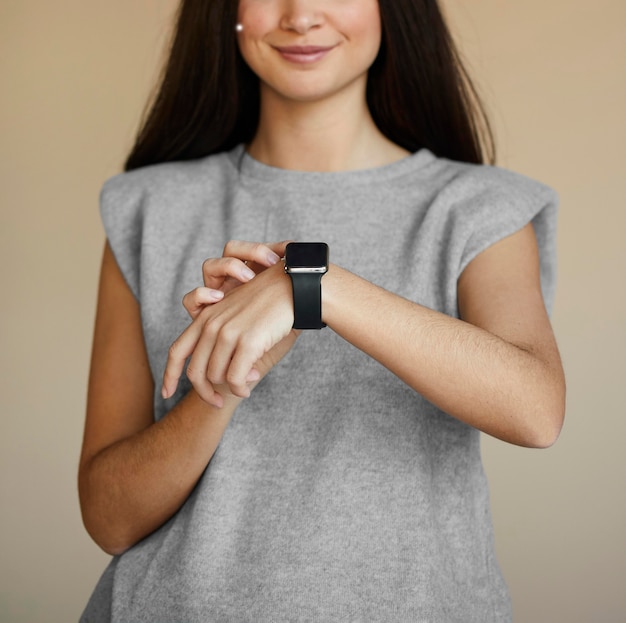 Donna con smartwatch