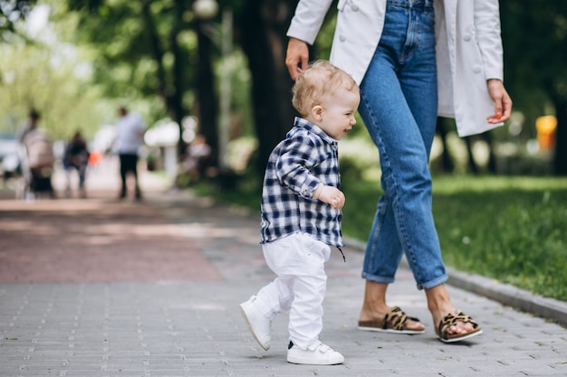 Donna con suo figlio divertendosi nel parco