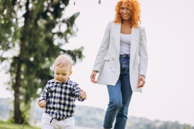 Donna con suo figlio divertendosi nel parco