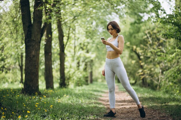 Donna con telefono in abbigliamento sportivo