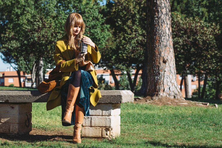 Foto gratuito donna con thermos seduto sulla panchina