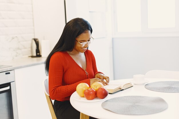 Donna con un libro e frutta