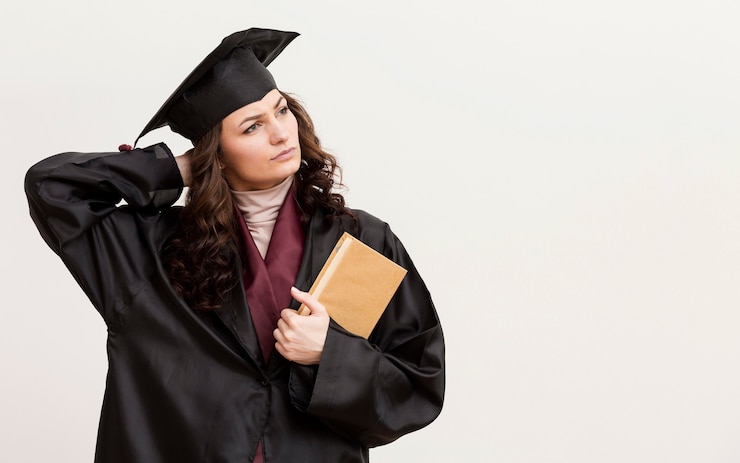 Foto gratuito donna con un libro in mano
