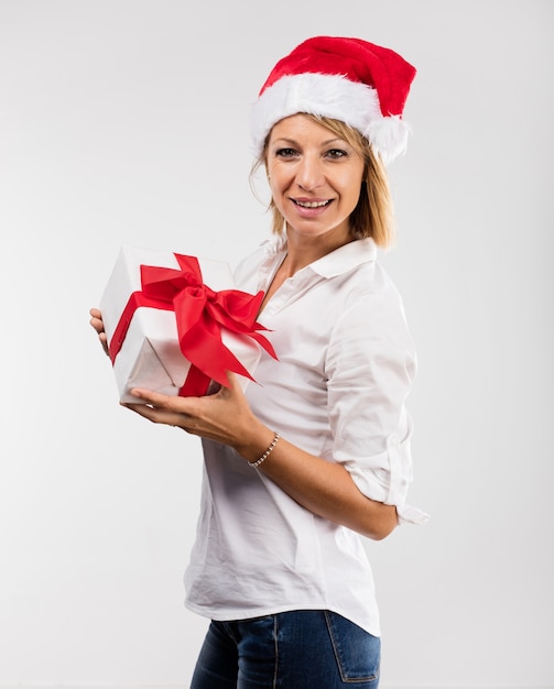 Donna con un regalo bianco e cappello della Santa