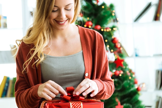 Donna con un regalo rosso